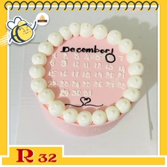 Bánh kem R32 nền hồng vẽ lịch tháng đánh dấu ngày sinh nhật