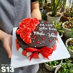 Bánh kem socola S13 màu đỏ trắng hòa quyện hoàn hảo xen kẽ nhau cùng nơ đỏ nổi bật