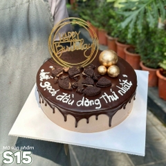 Bánh kem socola S15 phủ chảy tự nhiên trên nền bánh nâu nhạt rắc vụn socola và phụ kiện hiện đại