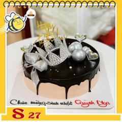Bánh kem S27 nền màu cam nhạt phủ socola gắn vương miện màu bạc