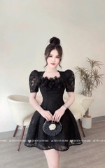 Đầm ren cổ vuông hoa ngực - Đen