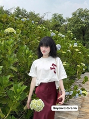 Chân váy lụa đỏ đô