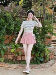 Set áo thun trắng chữ đen chân váy X hồng