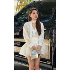 Set voan trắng cổ V chocker x chân váy xòe tầng