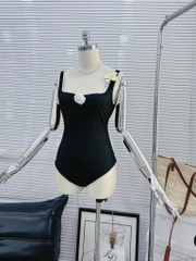 Set bikini đen nhún ngực kèm hoa