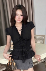 Set áo đen cổ V viền x chân váy kẻ