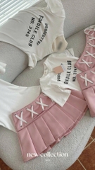 Set áo thun trắng chữ đen chân váy X hồng