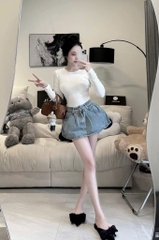Set áo thun trắng tay dài cổ tim chân váy jean