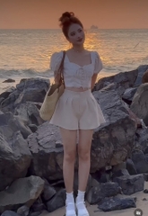 Set crop trắng nút bọc x quần short