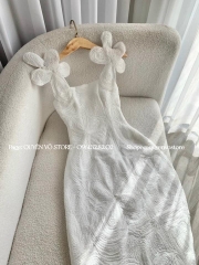 Đầm ren nổi hoa trắng