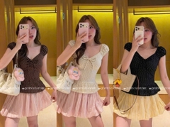 Áo thun cổ tim lai bèo chấm bi