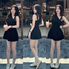 Đầm đen lệch vai khoen vai