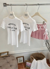 Set áo thun trắng chữ đen chân váy X hồng
