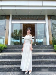 Đầm midi trắng sát nách nơ xoắn ngực trễ vai