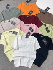 Áo thun cổ tim trơn - Form vừa