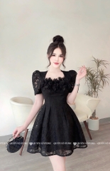 Đầm ren cổ vuông hoa ngực - Đen