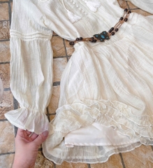 Đầm nude cổ cao V lai bèo kèm belt bướm