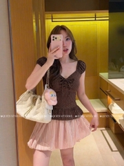 Áo thun cổ tim lai bèo chấm bi