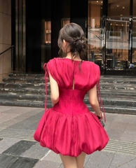 Đầm đỏ xòe phồng cổ V