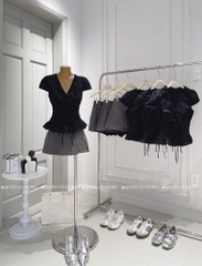 Set áo đen cổ V viền x chân váy kẻ