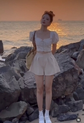 Set crop trắng nút bọc x quần short