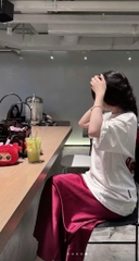 Chân váy lụa đỏ đô