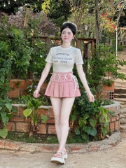 Set áo thun trắng chữ đen chân váy X hồng
