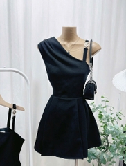 Đầm đen lệch vai khoen vai