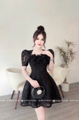 Đầm ren cổ vuông hoa ngực - Đen