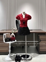 Set áo đỏ cổ V bèo nhíu x chân váy bi đen