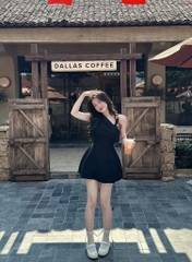 Đầm đen lệch vai khoen vai