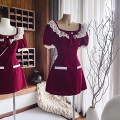 Đầm đỏ nhung cổ vuông viền ren