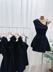 Đầm đen lệch vai khoen vai