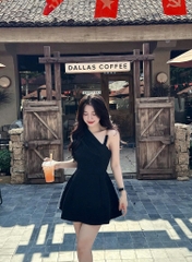 Đầm đen lệch vai khoen vai