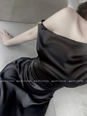 Đầm lụa lệch vai xếp ly eo - Đen