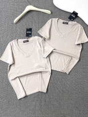 Áo thun cổ tim trơn - Form vừa