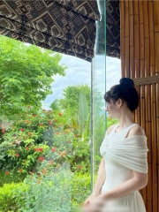 Đầm midi trắng sát nách nơ xoắn ngực trễ vai