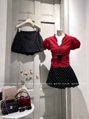Set áo đỏ cổ V bèo nhíu x chân váy bi đen