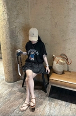 Set áo thun đen gấu chân váy sọc