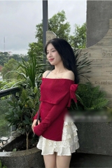 Set áo đỏ gân lệch vai chân váy kem