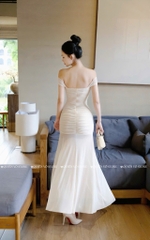 Đầm ôm body trễ vai hoa ngực - Kem