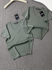 Áo thun cổ tim trơn - Form vừa