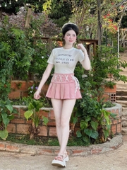 Set áo thun trắng chữ đen chân váy X hồng