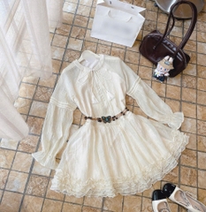 Đầm nude cổ cao V lai bèo kèm belt bướm