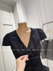 Set áo đen cổ V viền x chân váy kẻ