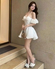 Đầm trắng cúp ngực có mút nút bọc
