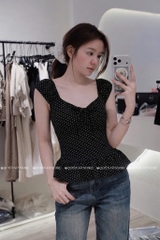 Áo thun cổ tim lai bèo chấm bi
