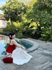 Set áo đỏ dây chéo chân váy midi trắng