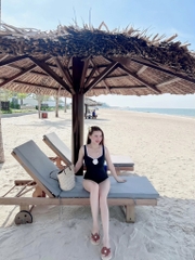 Set bikini đen nhún ngực kèm hoa