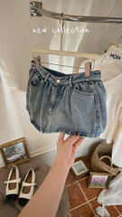 Set áo thun trắng tay dài cổ tim chân váy jean